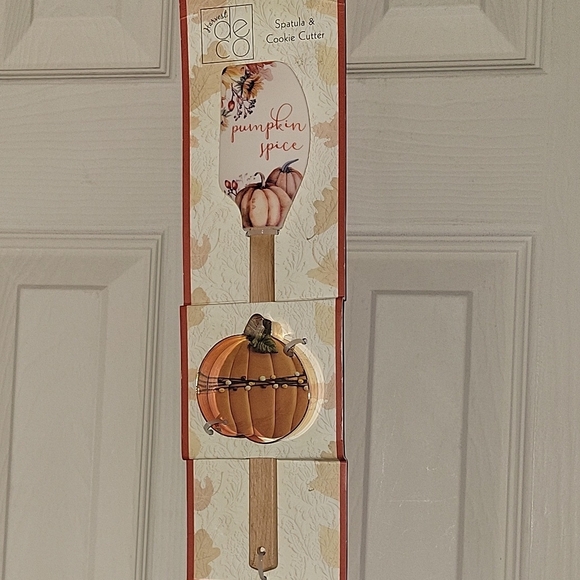 2pc Pumpkin Spice Spatula & Cookie Cutter Set - Picture 5 of 6